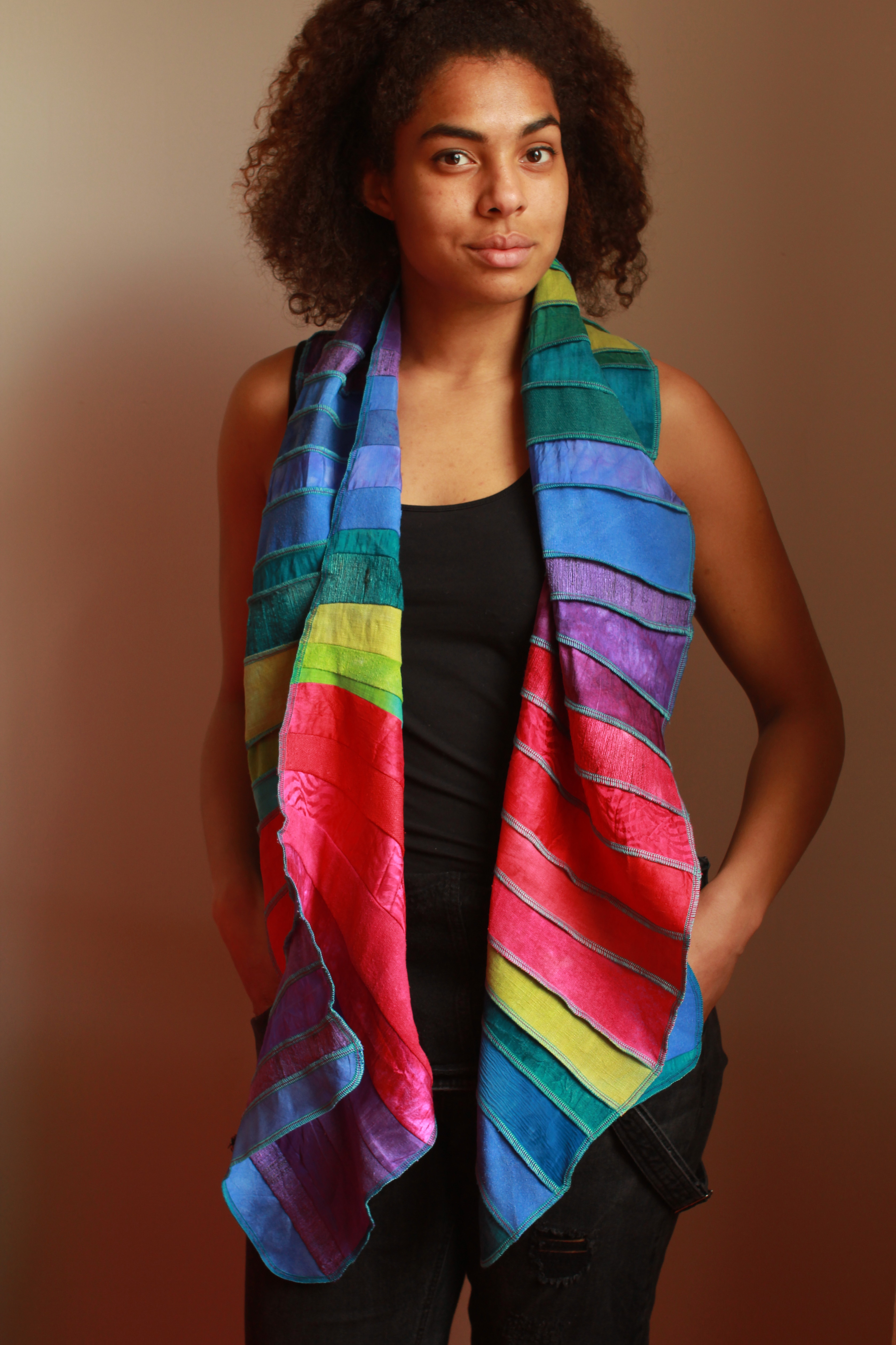 Kom langs om het te weten Een hekel hebben aan een Kleurrijke zijden regenboog sjaal, handgeverfd, door Liz & Joe