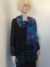 Donkergrijze blouse met turquoise stiksels, eventueel met bijpassende sjaal