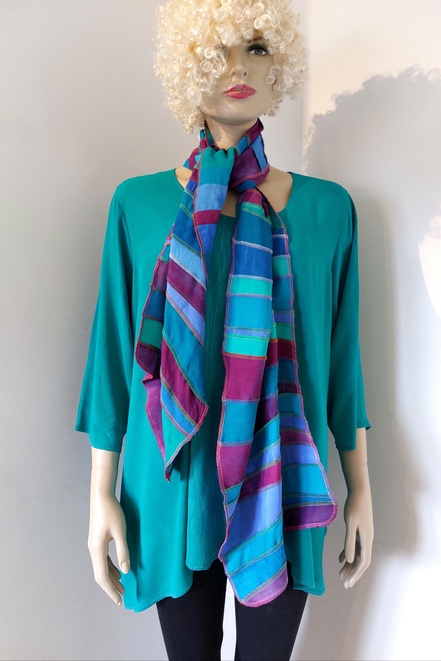 fuchsia-blauw-zeegroene sjaal met kleurige stiksels