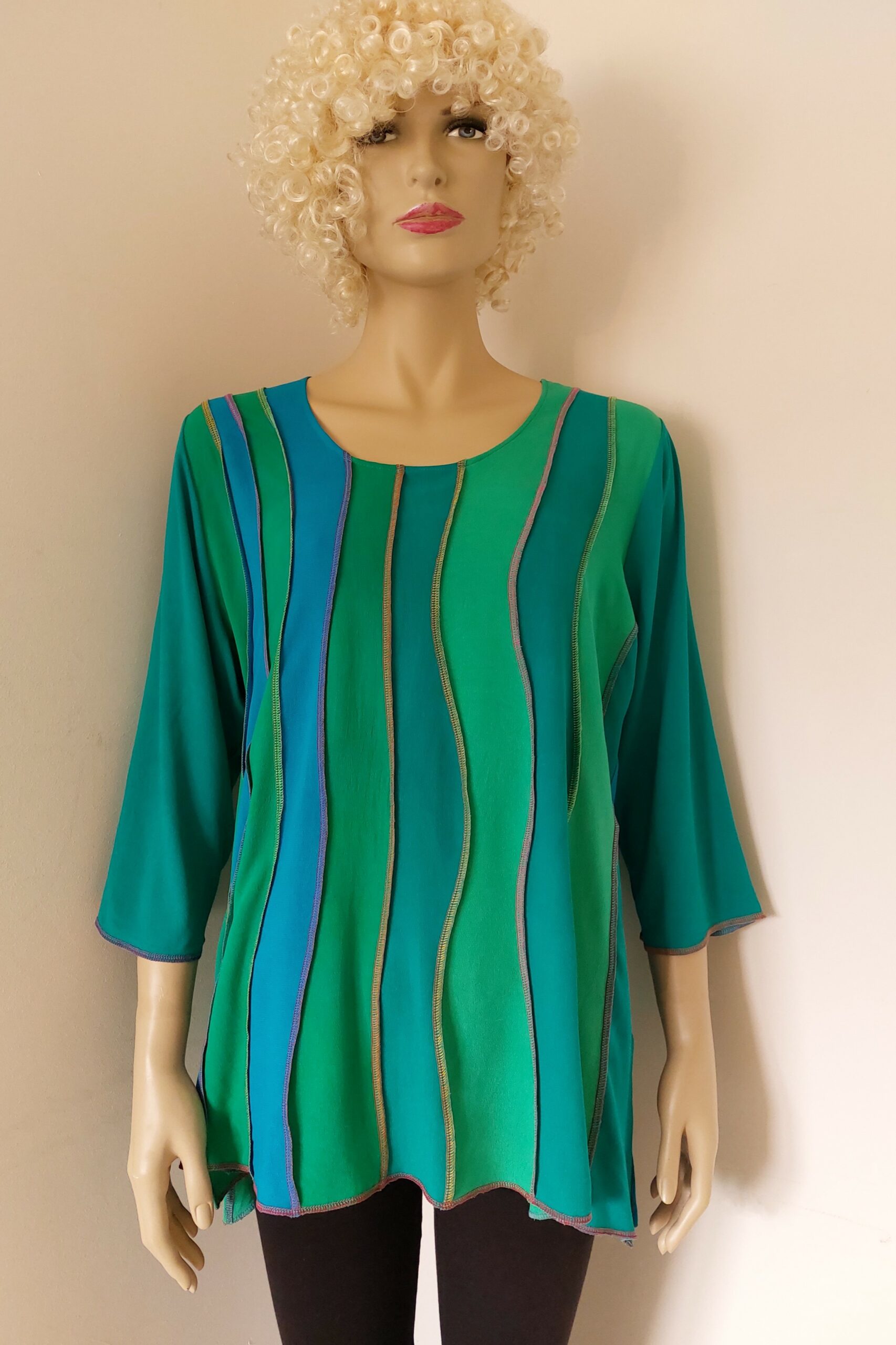 groen met blauwe viscose blouse, met kleurrijke stiksels en golvende banen