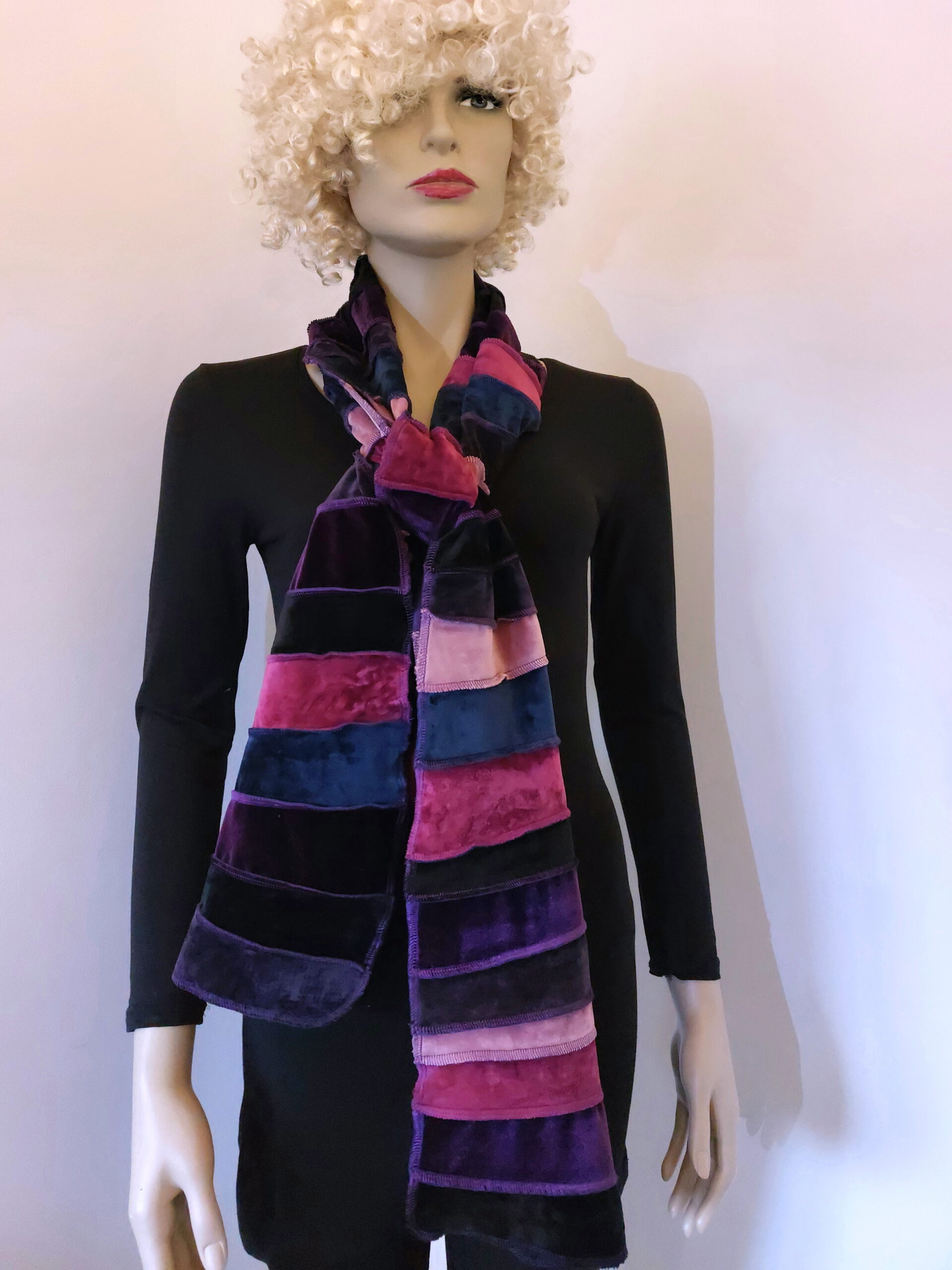 Stretch fluwelen sjaal met prachtige tinten fuchsia, licht roze, paars, aubergine-paars, navy, zwart, héérlijk warm en zacht